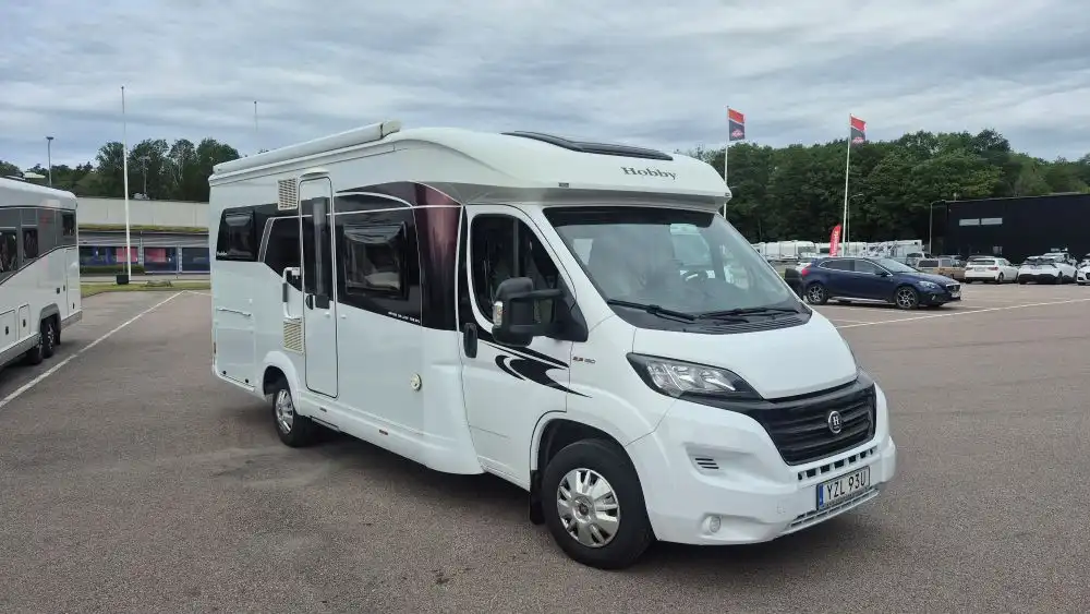 Hobby-Optima On Tour T 65 HFL *Truma *3500kg-(2016) — Halvintegrerad med taksäng