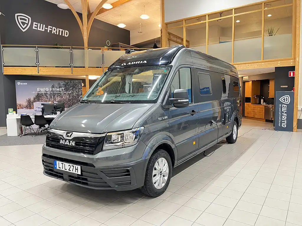 Adria TWIN MAX 680 SLB — Halvintegrerad