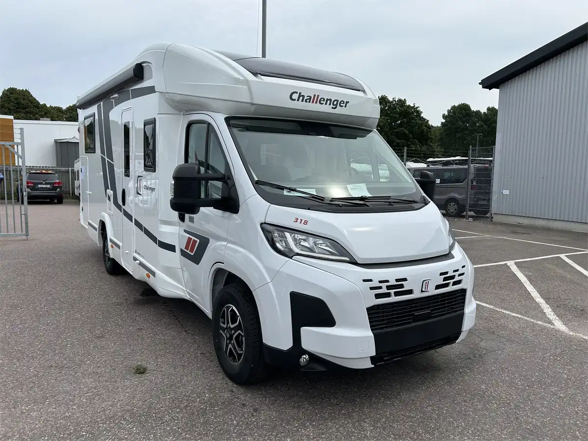 Challenger 318 Queensbed Ultimate Edition M26 — Halvintegrerad