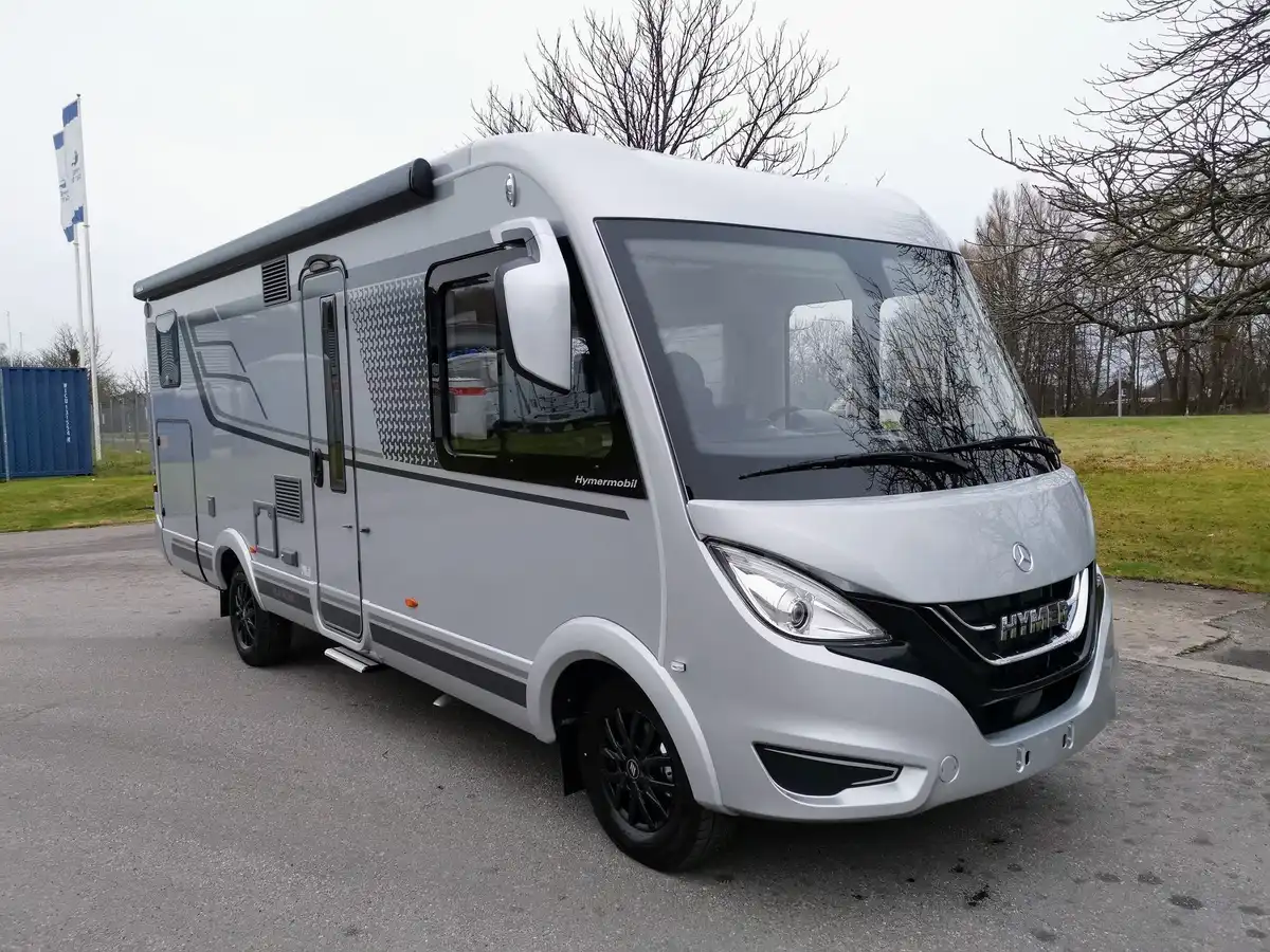HYMER B-MC I 680 Blackline — Helintegrerad