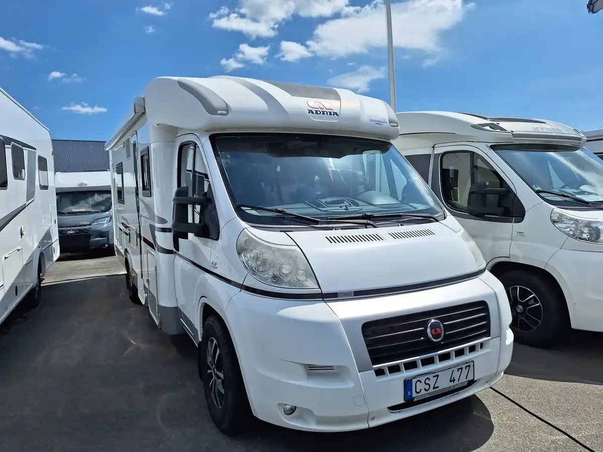 Adria Coral S 680 ST — Halvintegrerad