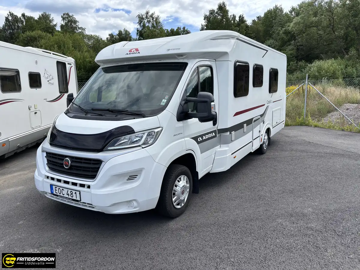 Adria CORAL 670 SLT — Halvintegrerad