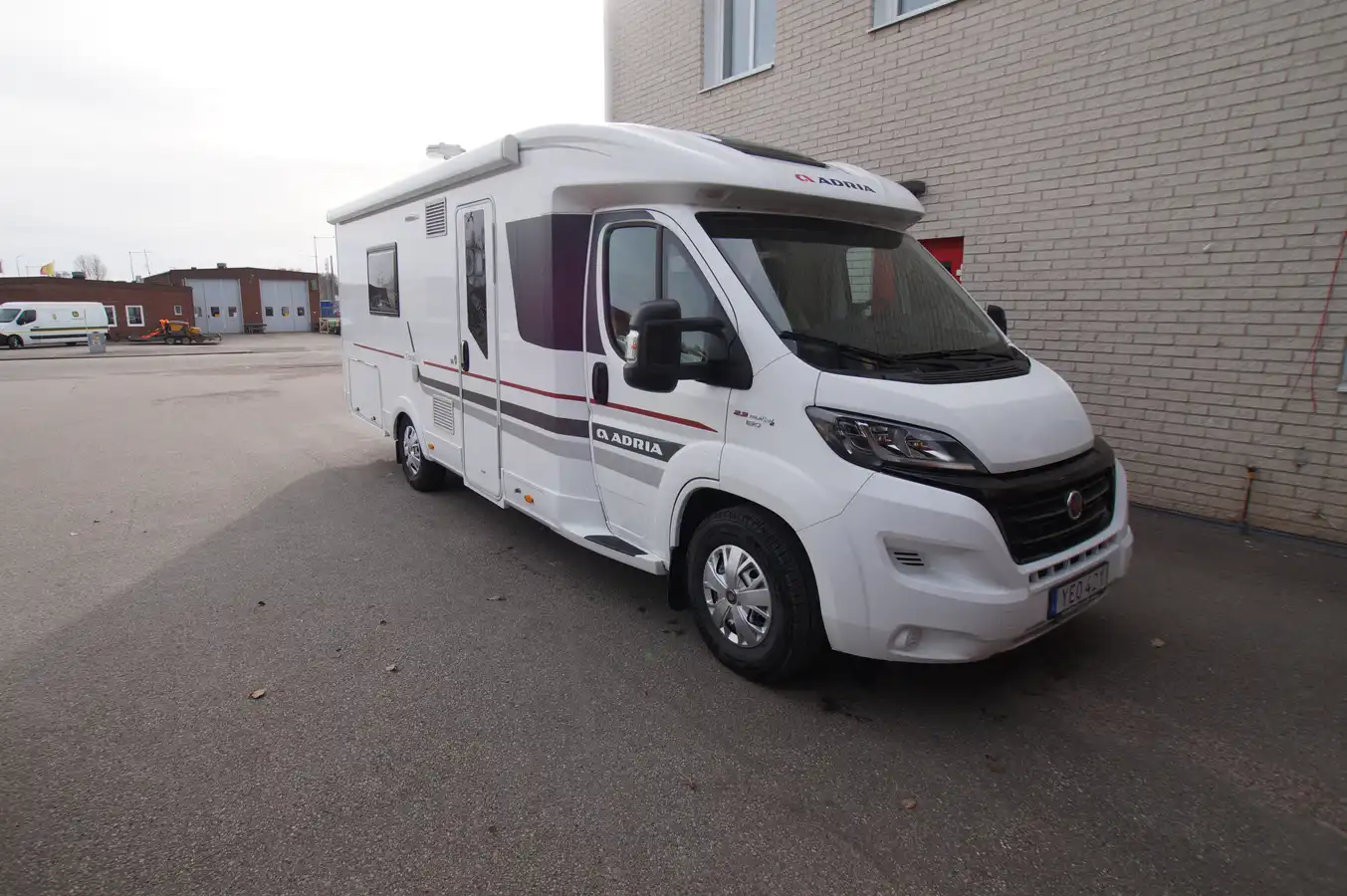 Adria CORAL S 670SLT — Halvintegrerad