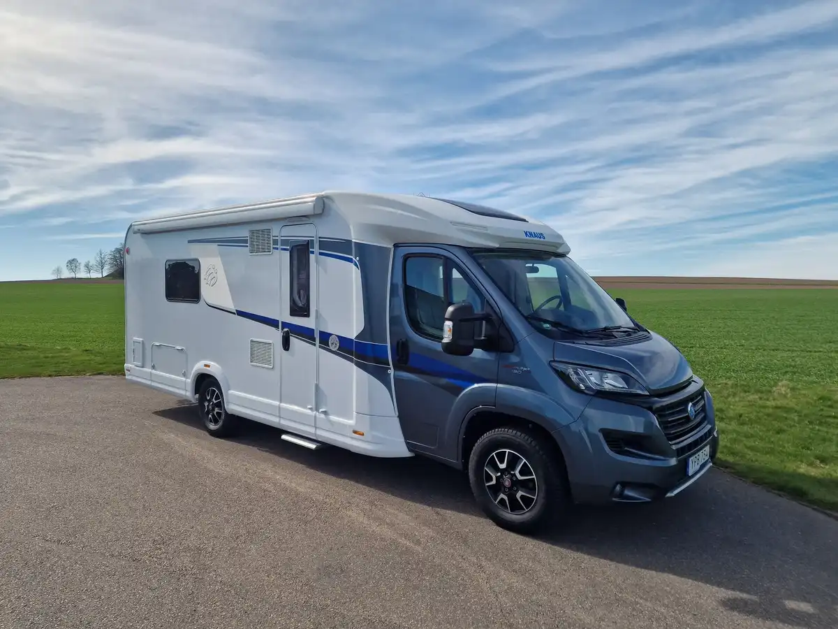 Knaus 700 MEB Sky Ti — Halvintegrerad