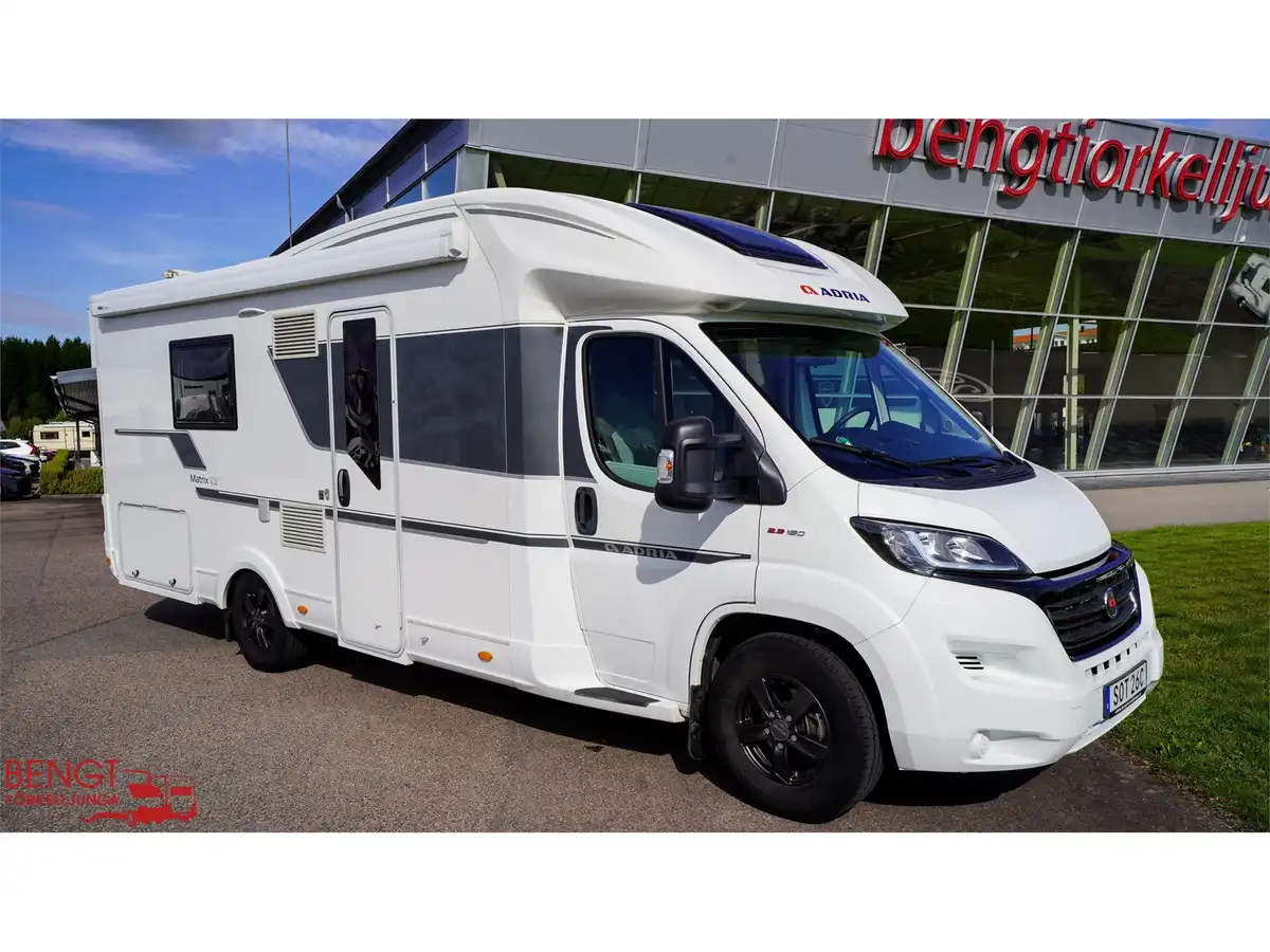 Adria MATRIX 670 SLT — Halvintegrerad