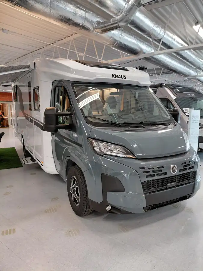 Knaus L!VE TI PLATINUM SELECTION 700 MEG — Halvintegrerad