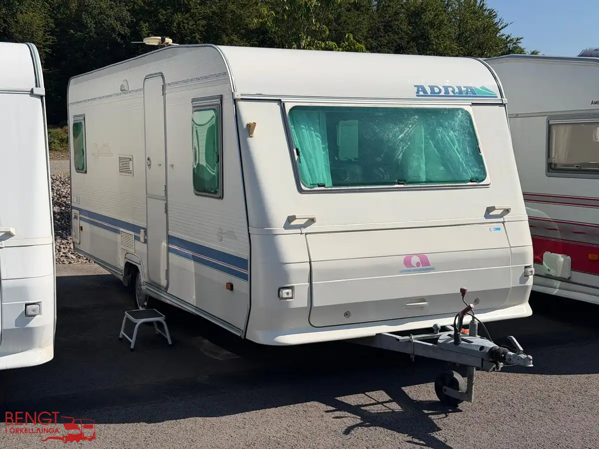 Adria UNICA B 502 UP — Fransk säng