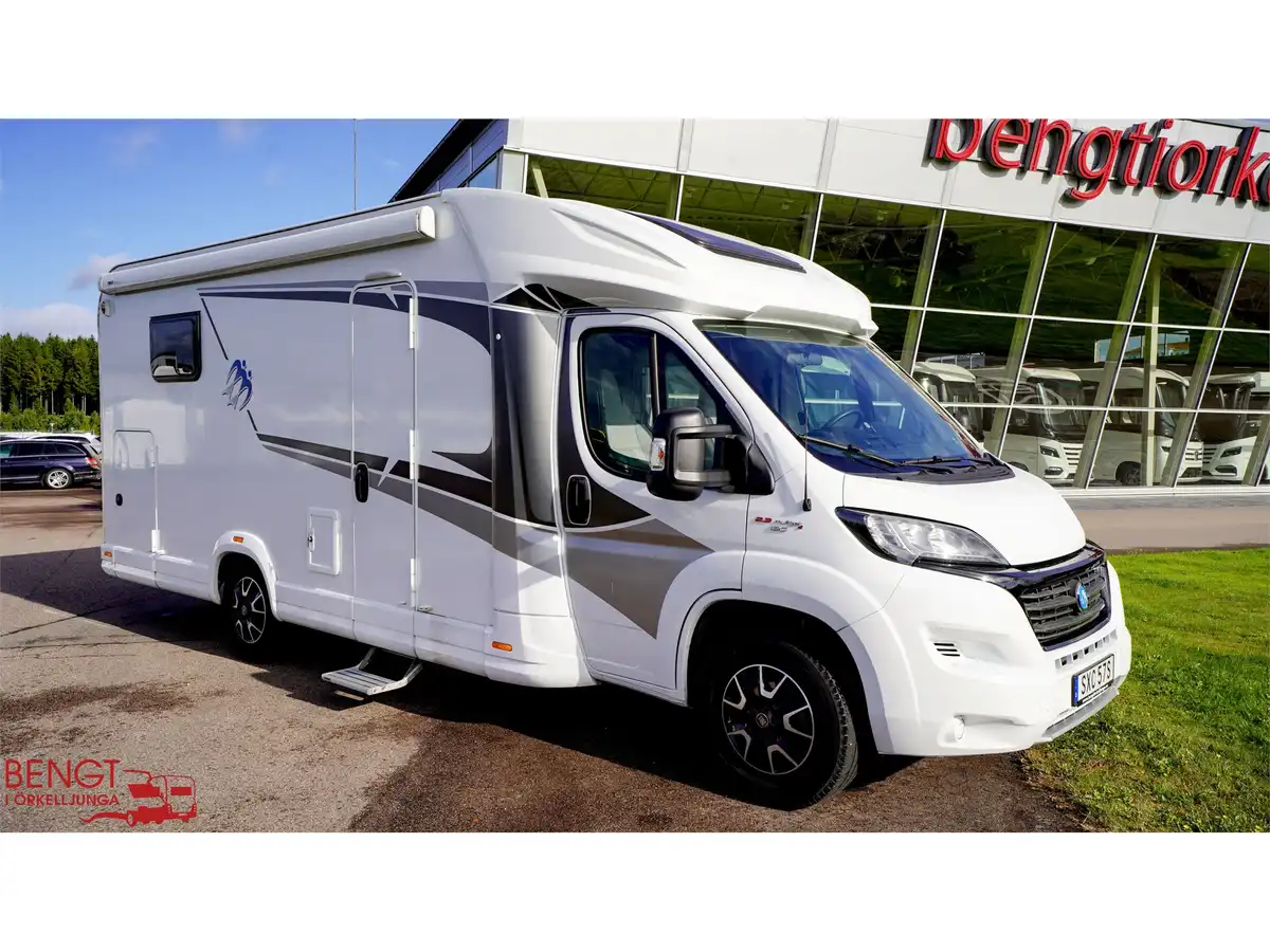 Knaus Live Wave 700 MX — Halvintegrerad med taksäng
