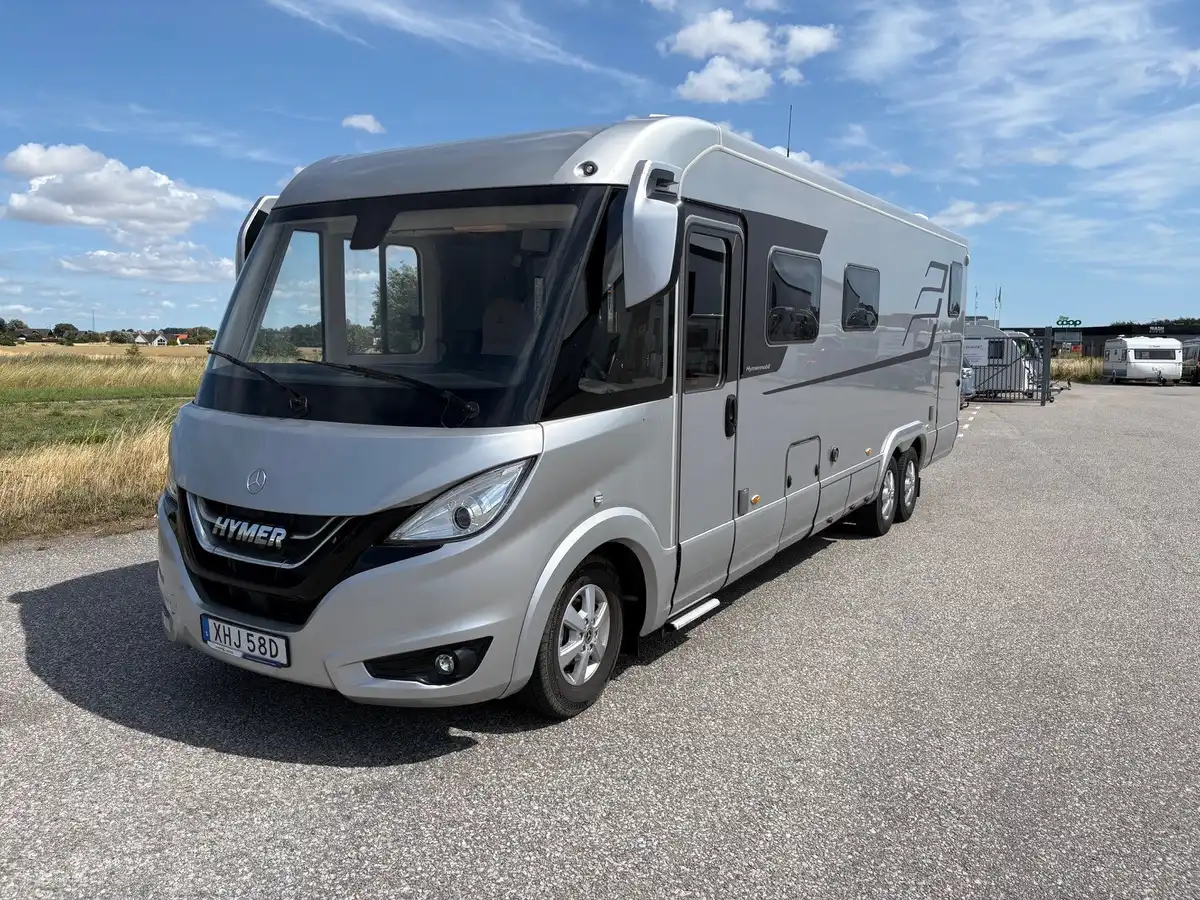 Hymer B880ML — Helintegrerad