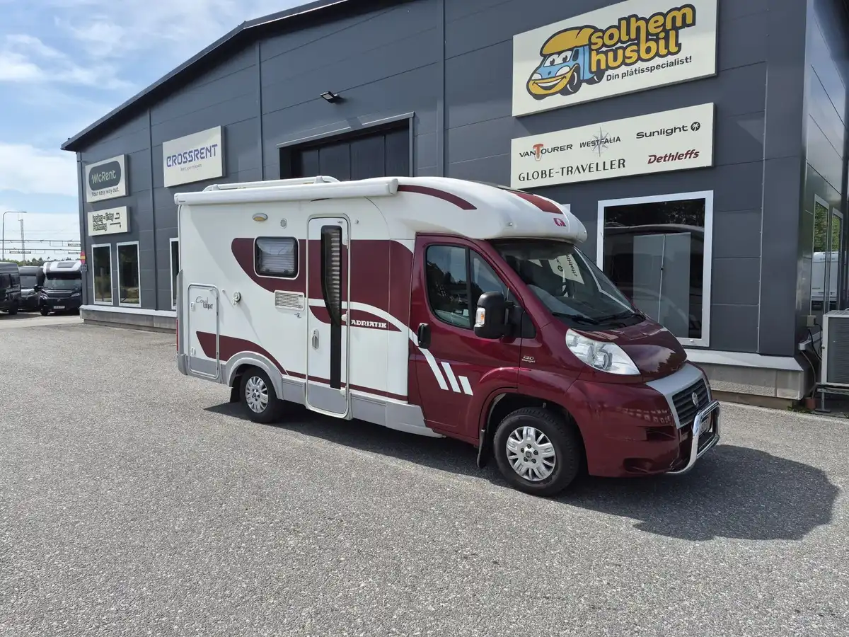 Adria Coral Compact — Halvintegrerad med taksäng