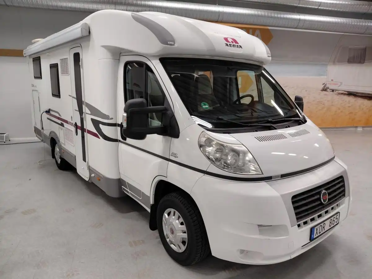 Adria CORAL S 690SC — Halvintegrerad