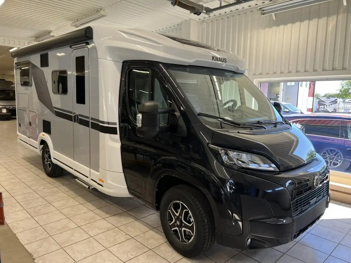 Knaus Live TI 650 MEG Black Selection — Halvintegrerad