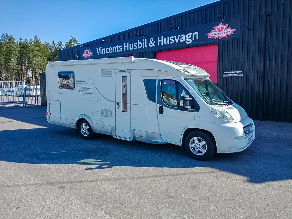 Hymer-T 698 CL *Queenbädd *Cykelställ *Backkamera-(2011) — Halvintegrerad
