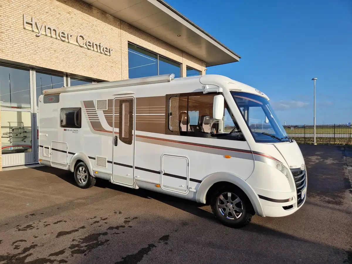 LMC I 715 Explorer Premium — Helintegrerad