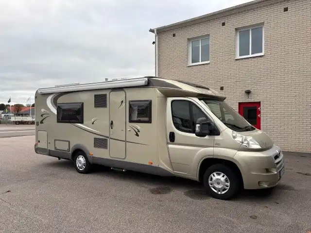 Bürstner Nexxo 720 — Halvintegrerad
