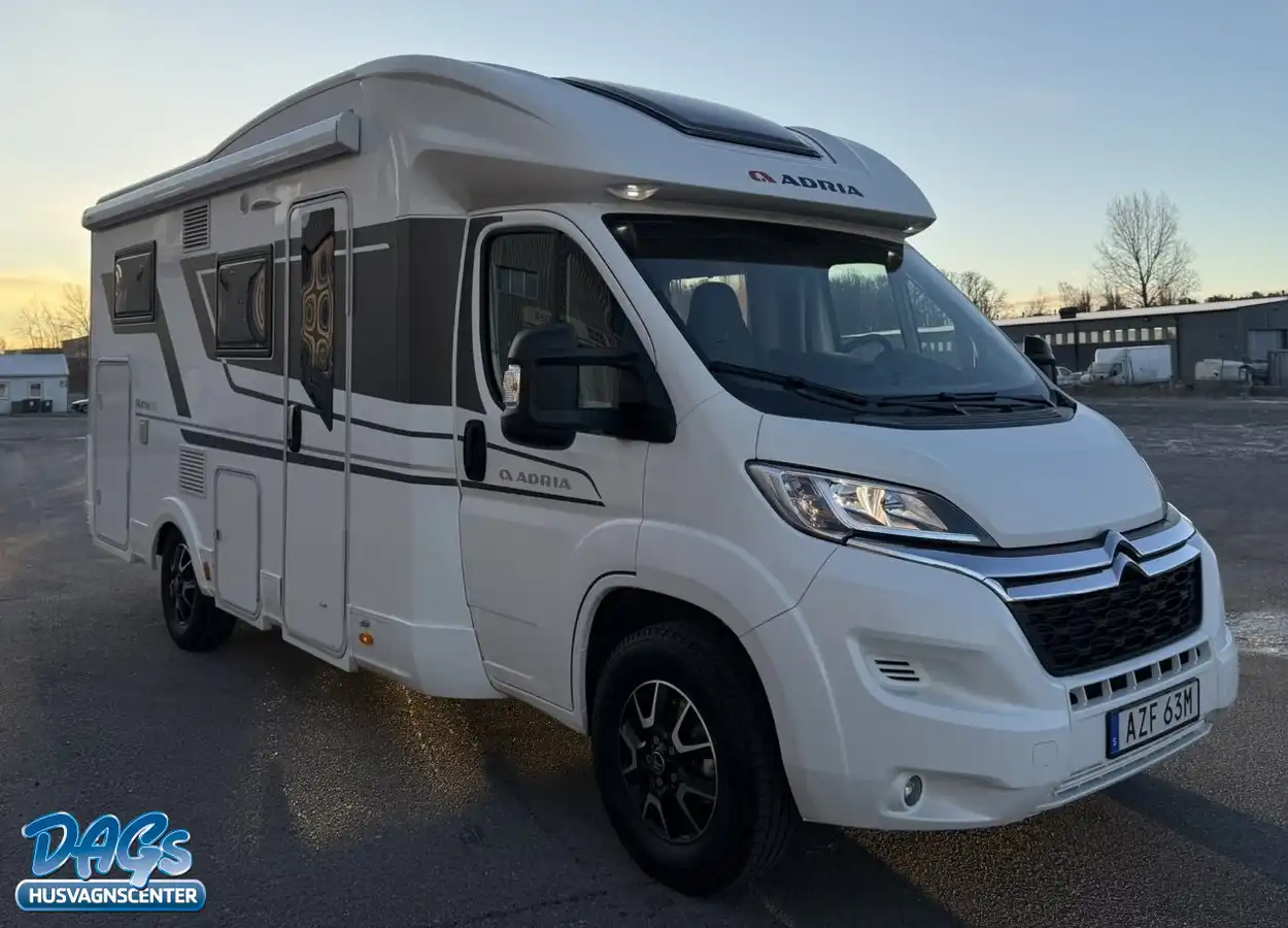 Adria Matrix 600 SL AXESS — Halvintegrerad med taksäng