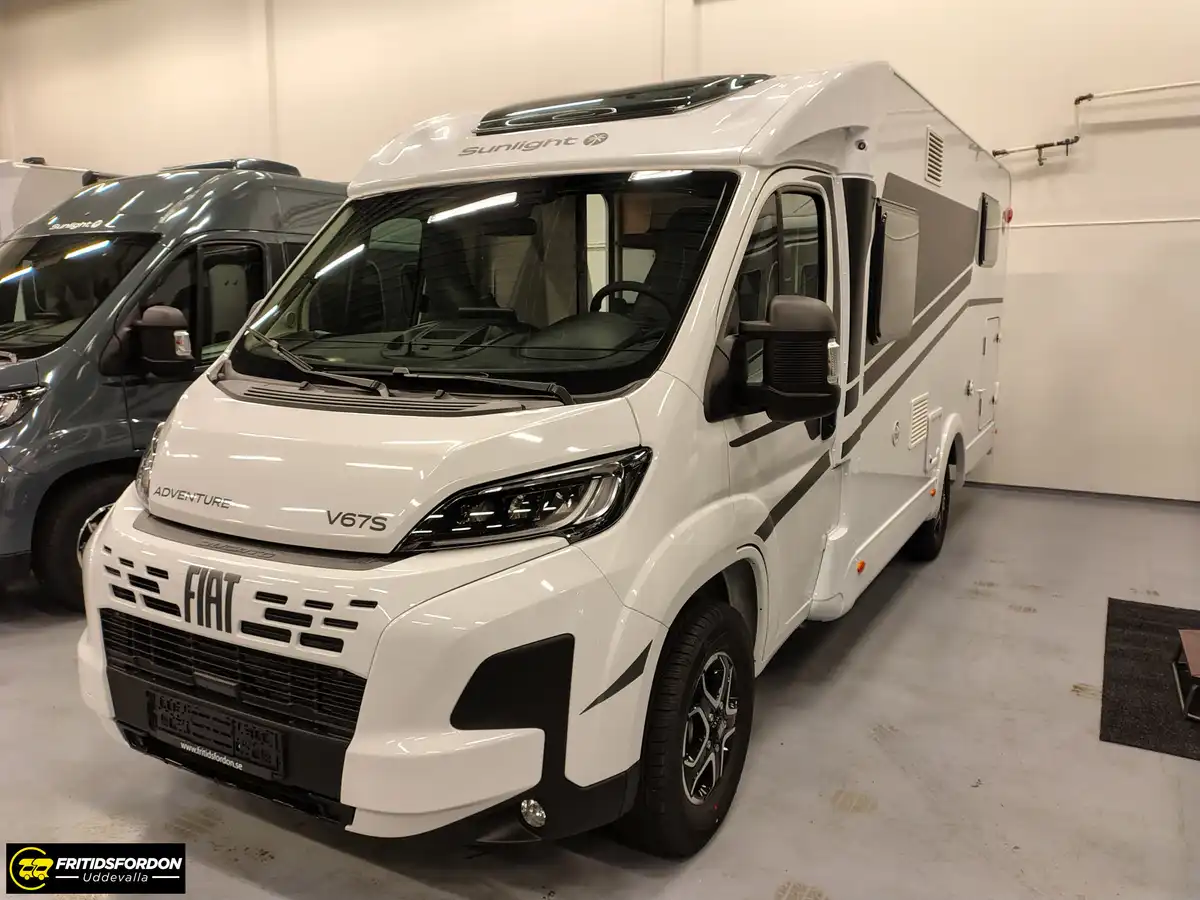 Sunlight Van V 67 S Adventure — Halvintegrerad med taksäng