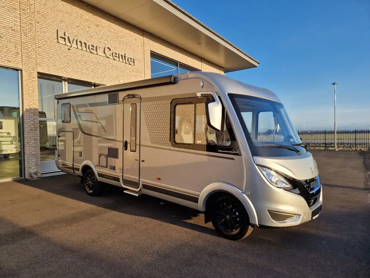 HYMER B-MC I 680 BlackLine — Helintegrerad