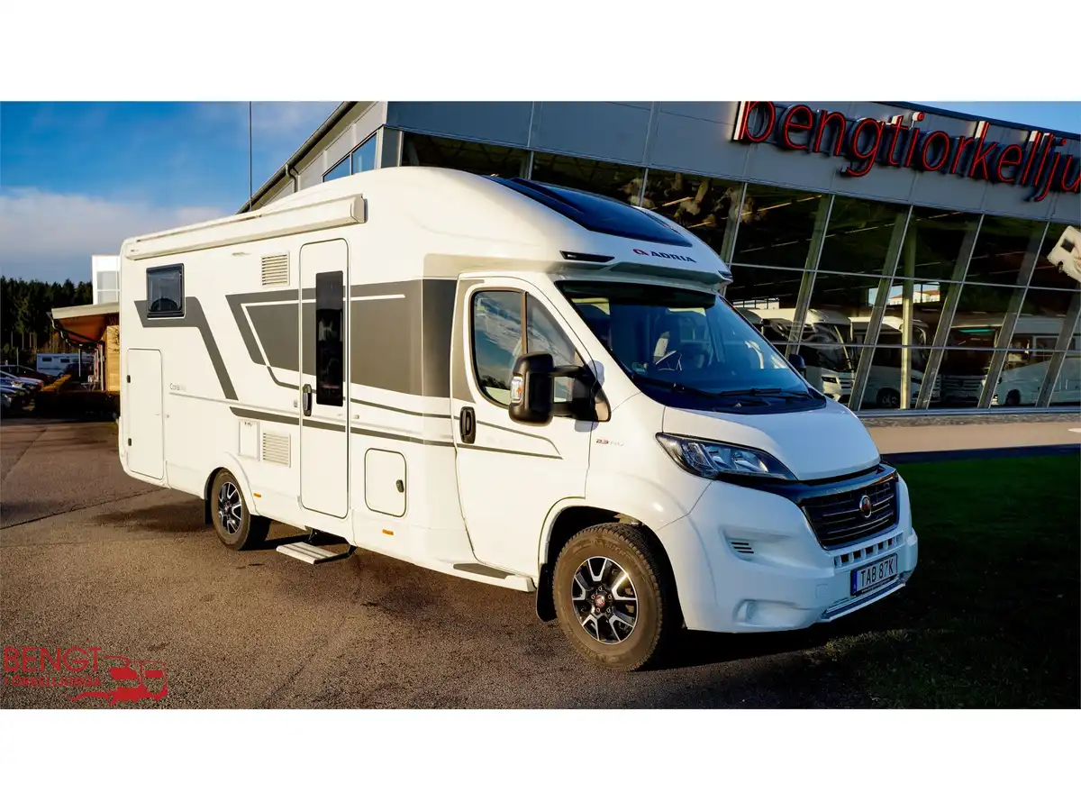 Adria Coral Plus 670 SL — Halvintegrerad