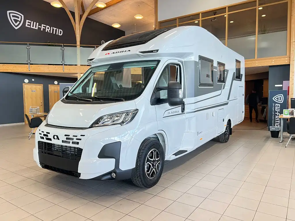 Adria MATRIX PLUS 670 SL — Halvintegrerad