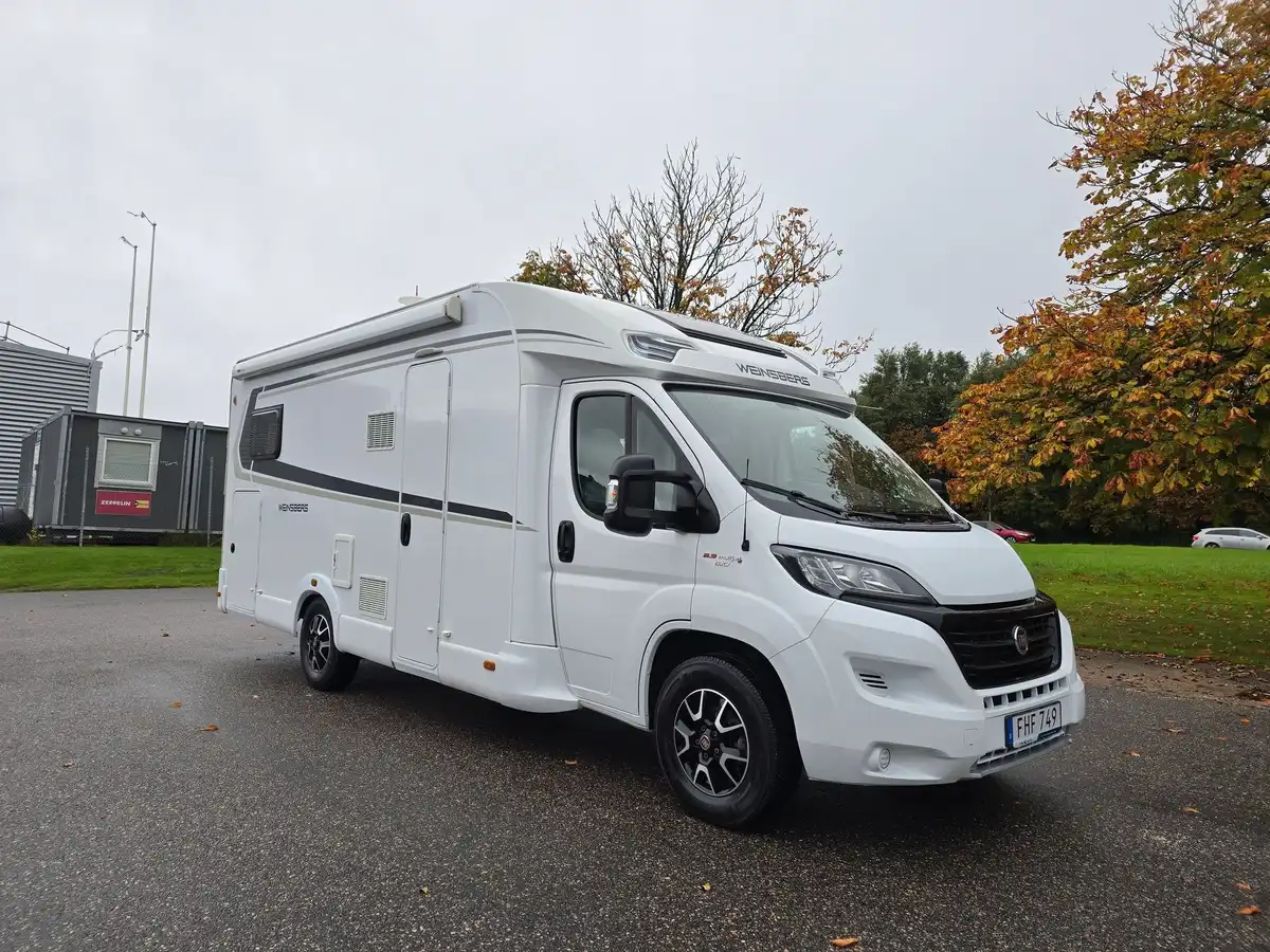 Weinsberg Carasuite 700 ME — Halvintegrerad
