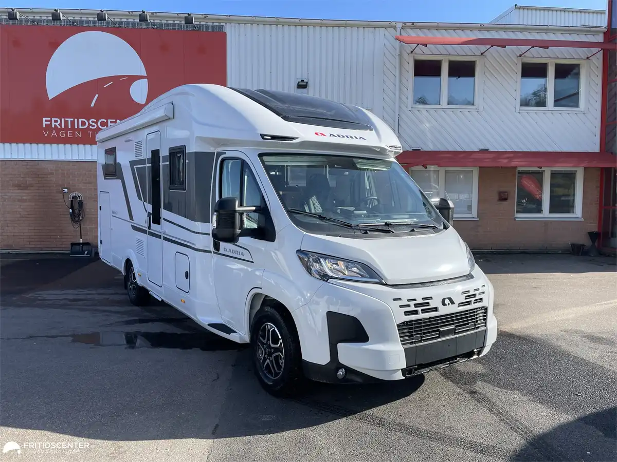Adria MATRIX PLUS 670 DL — Halvintegrerad med taksäng